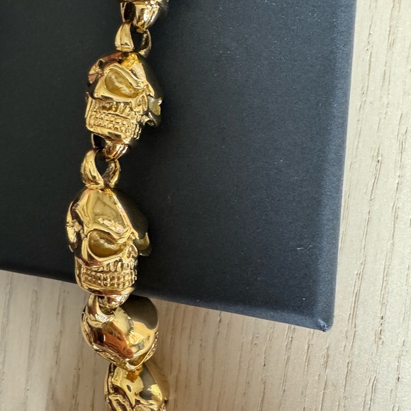 Gold toned skull bracelet - Picture 4 of 8